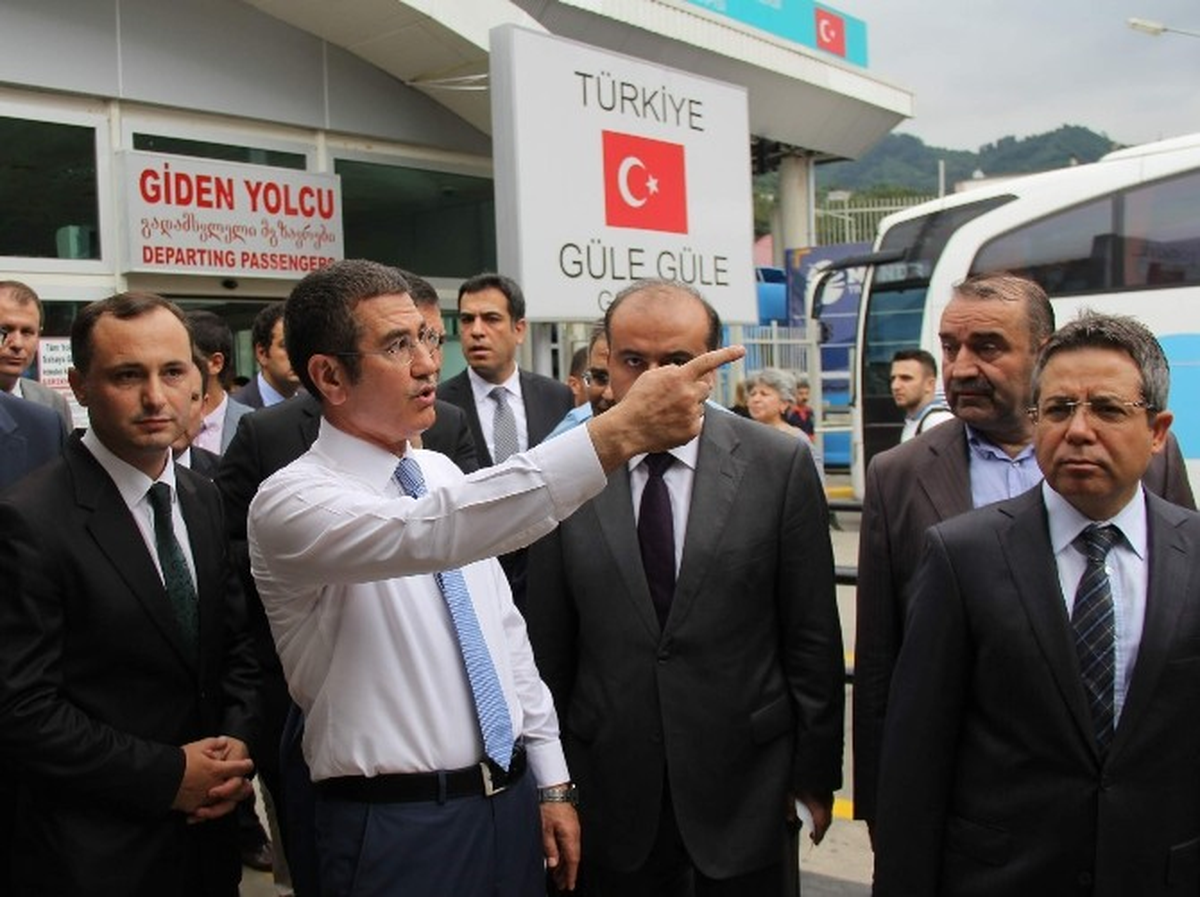 Gümrük ve Ticaret Bakanı Nurettin Canikli Sarp Sınır Kapısı\'nda İncelemelerde Bulundu