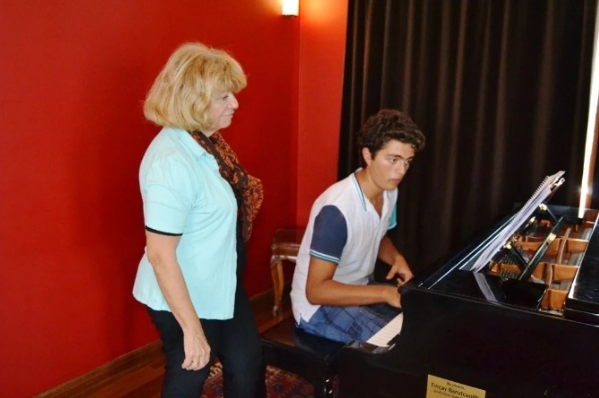 Türk Piyanist İdil Biret, Genç Yeteneklerle Konser Hazırlığında