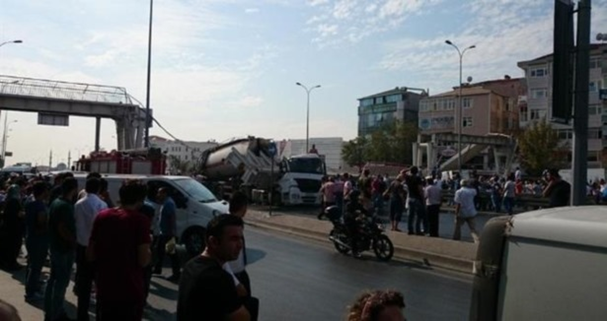 İstanbul İl Sağlık Müdürlüğü\'nden Alınan Bilgiye Göre, Avcılar\'da Beton Mikserinin Üst Geçide...