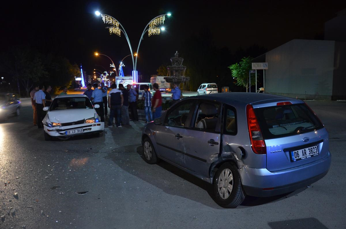 Ankara Kazan\'da Otomobiller Çarpıştı: 2 Yaralı