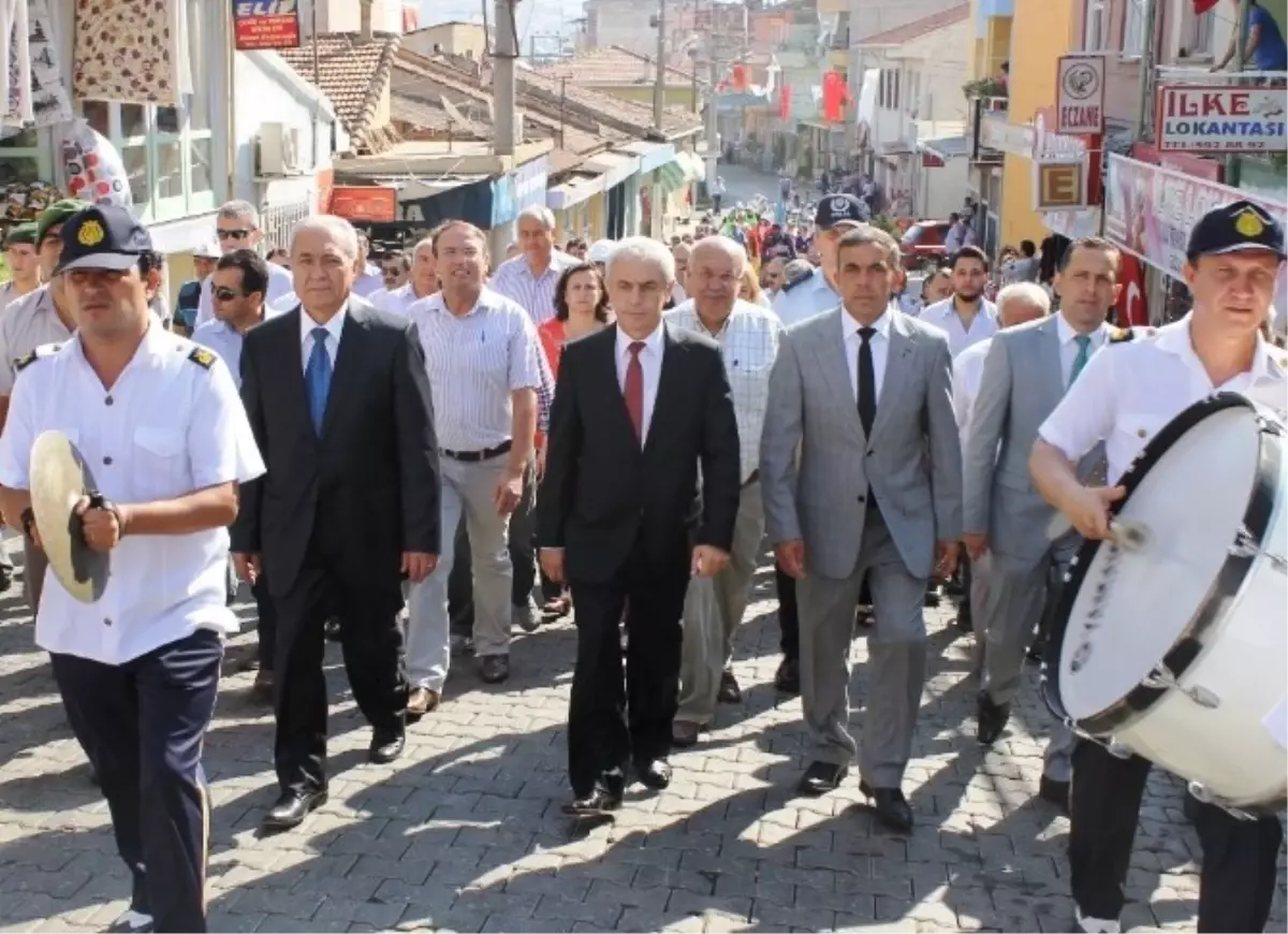 Kiraz\'da Erdem ve Şenlendirici Rüzgarı Esti