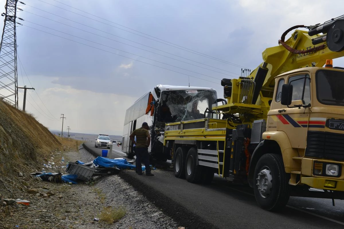 Konya\'da Trafik Kazası: 1 Ölü, 11 Yaralı