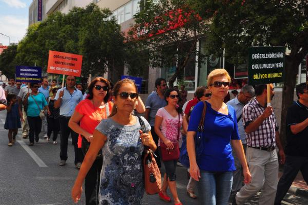 Manisa\'da Eğitimcilerden Siyah Çelenkli Protesto