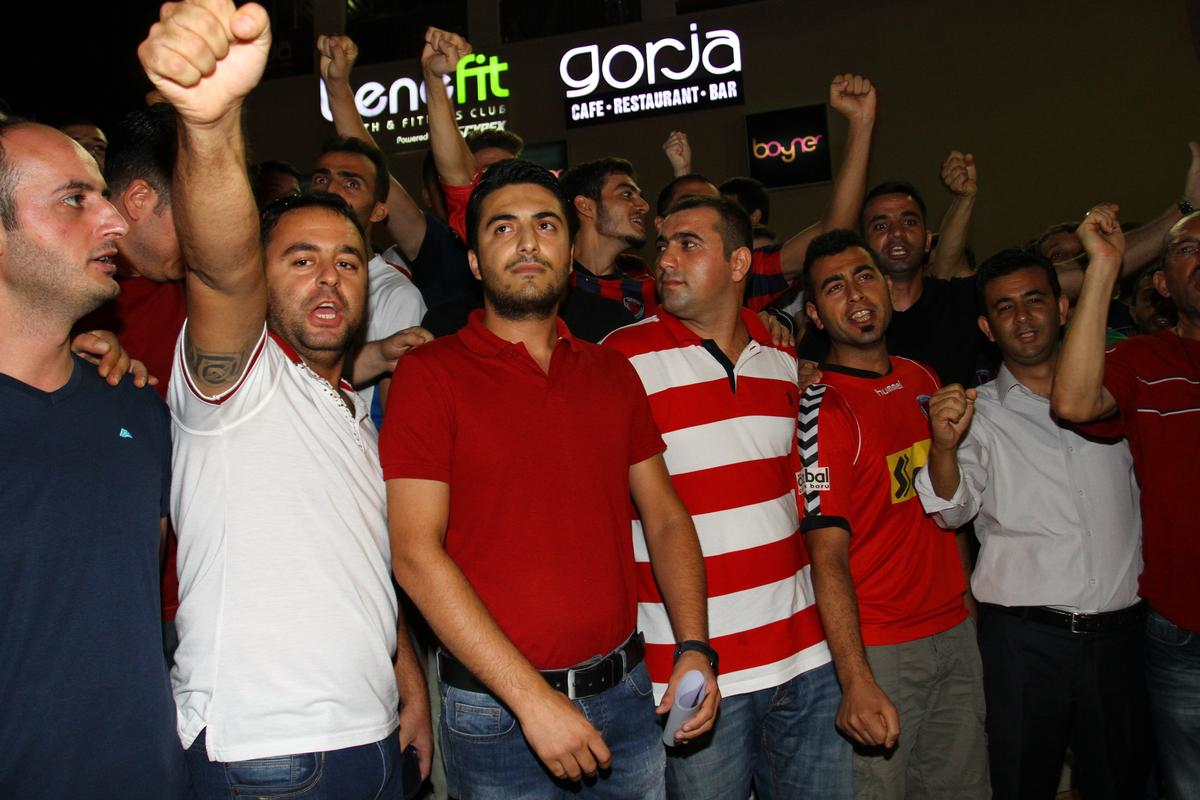 Mersin İdmanyurdu\'lu Taraftarlar Yönetimi Protesto Etti