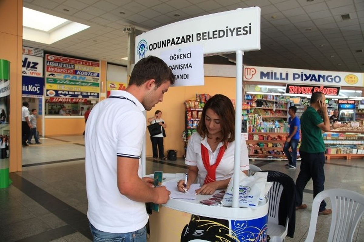 Odunpazarı Belediyesi Çiçeği Burnunda Üniversitelileri Karşılıyor