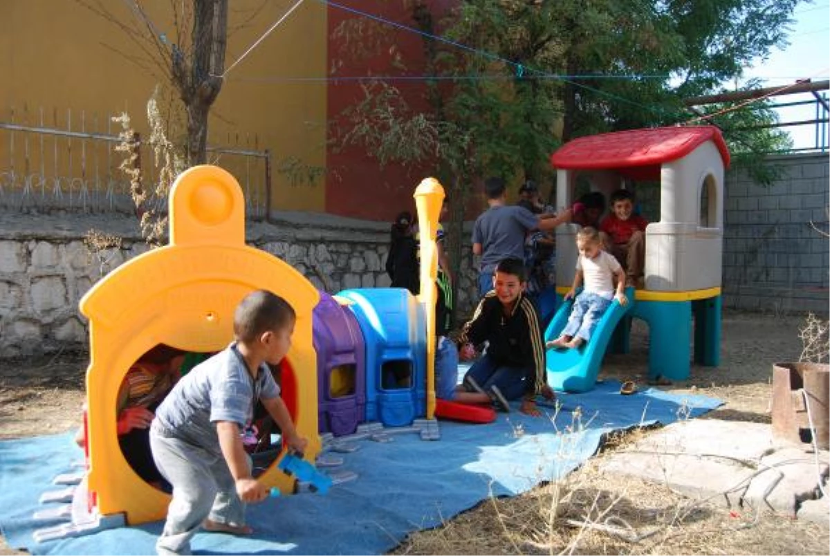 Şırnak\'ta Öğretmenler Ezidi Çocuklara Oyuncak Dağıtıp Oyun Parkı Kurdu