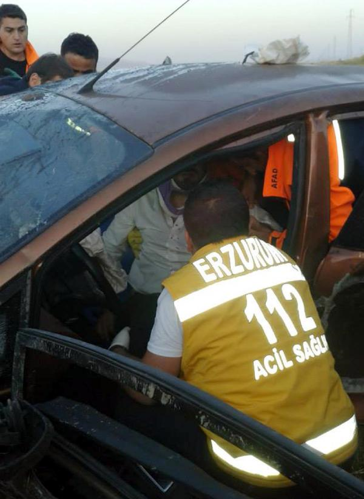Otomobilde Sıkışan Sürücüyü Kurtarma Operasyonu