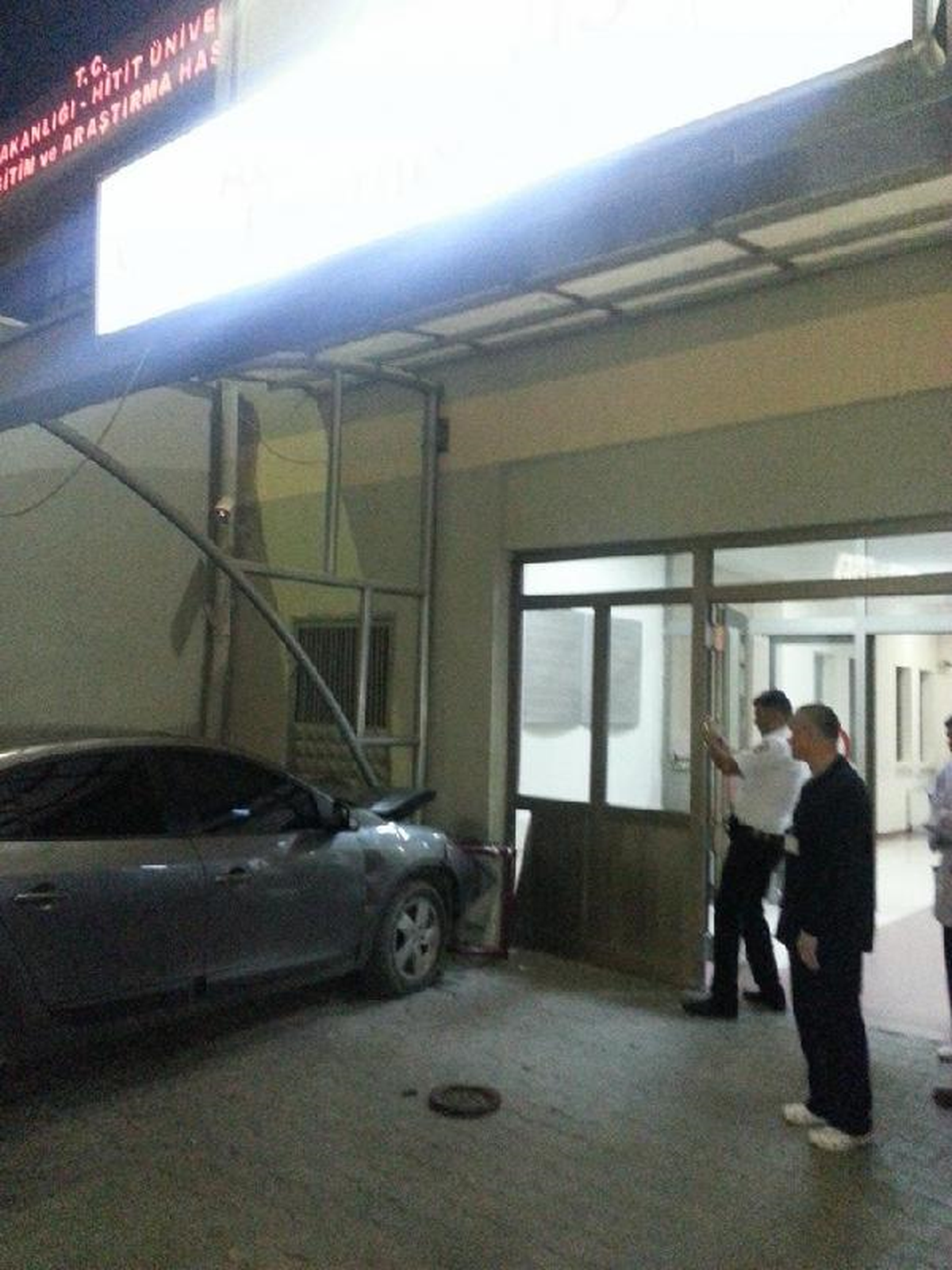 Otomobille Acil Servisin Duvarına Çarptı