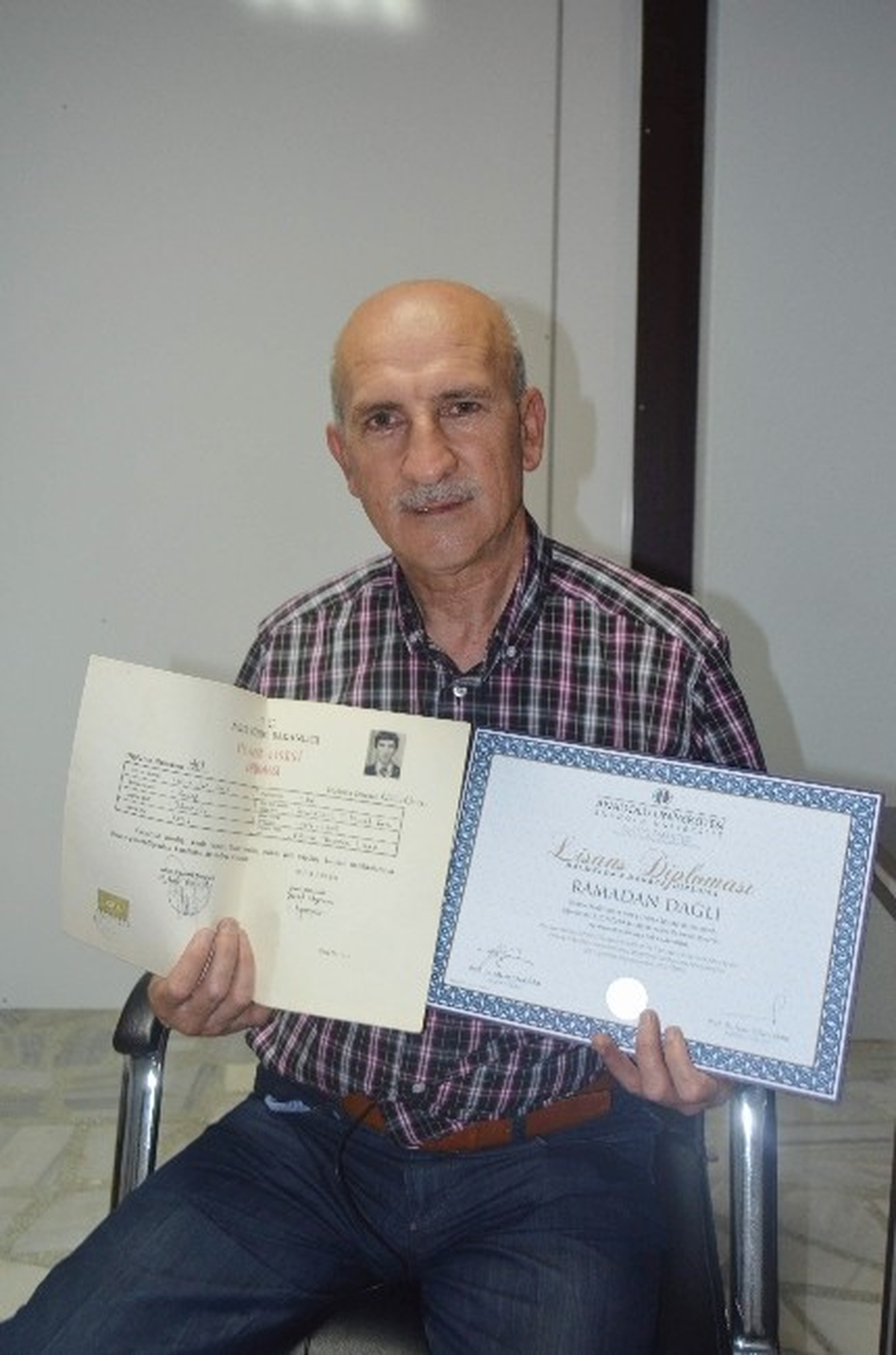 Kocaeli\'de 59 Yaşında Üniversiteyi Bitirdi