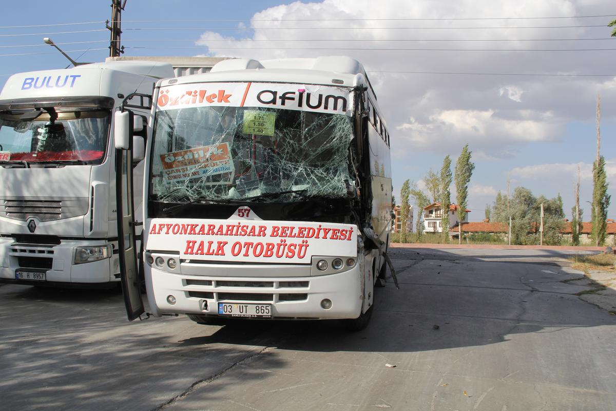 Özel Halk Otobüsüyle TIR Çarpıştı: 11 Yaralı