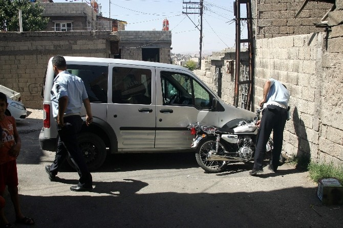 Polis Otosuna Motosikletle Çarpan Şüphelilerden Biri Yakalandı