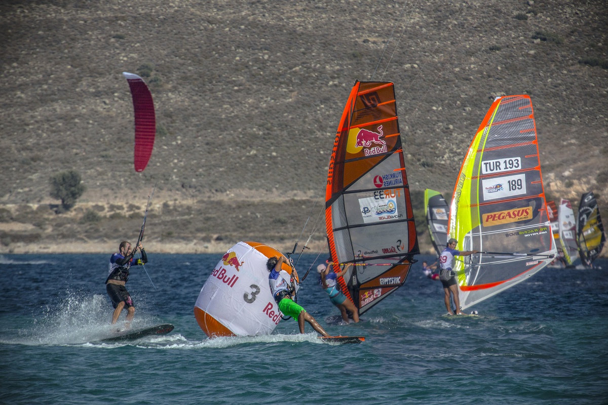 Rüzgar Sörfü ve Kiteboard Sporcuları Alaçatı\'da Buluştu