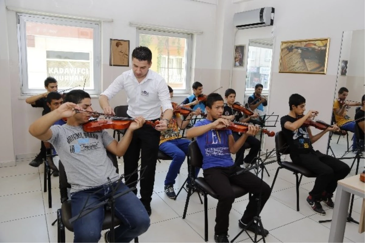 Şahinbey\'den Kimsesiz Çocuklara Keman, Bağlama ve Gitar Kursu