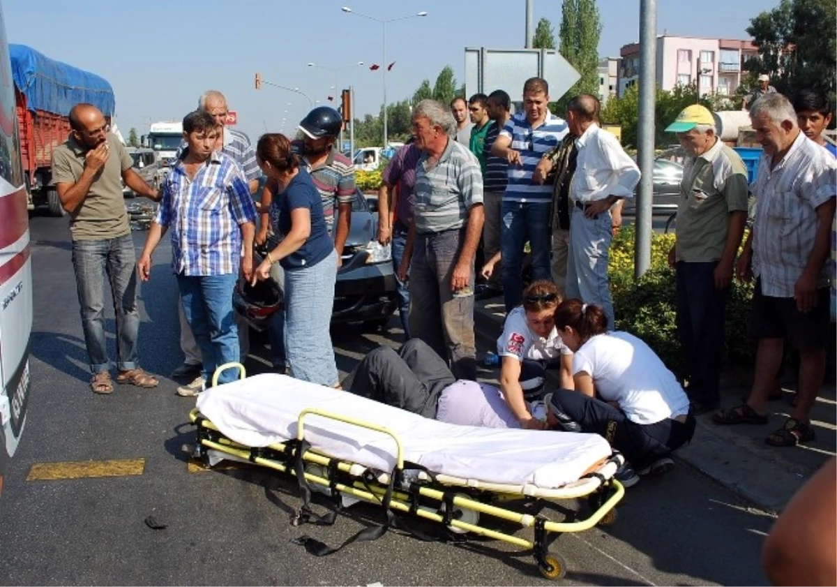 Salihli\'de Trafik Kazası: 3 Yaralı