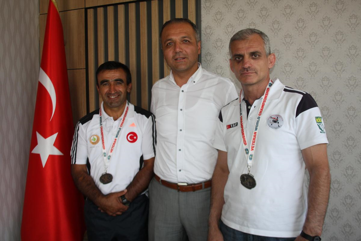 Şampiyon Veteranlar, Madalyalarını Başkan Üçok\'a Takdim Etti