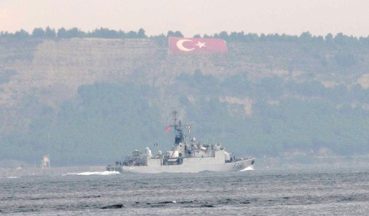 Savaş Gemileri Çanakkale Boğazından Geçti