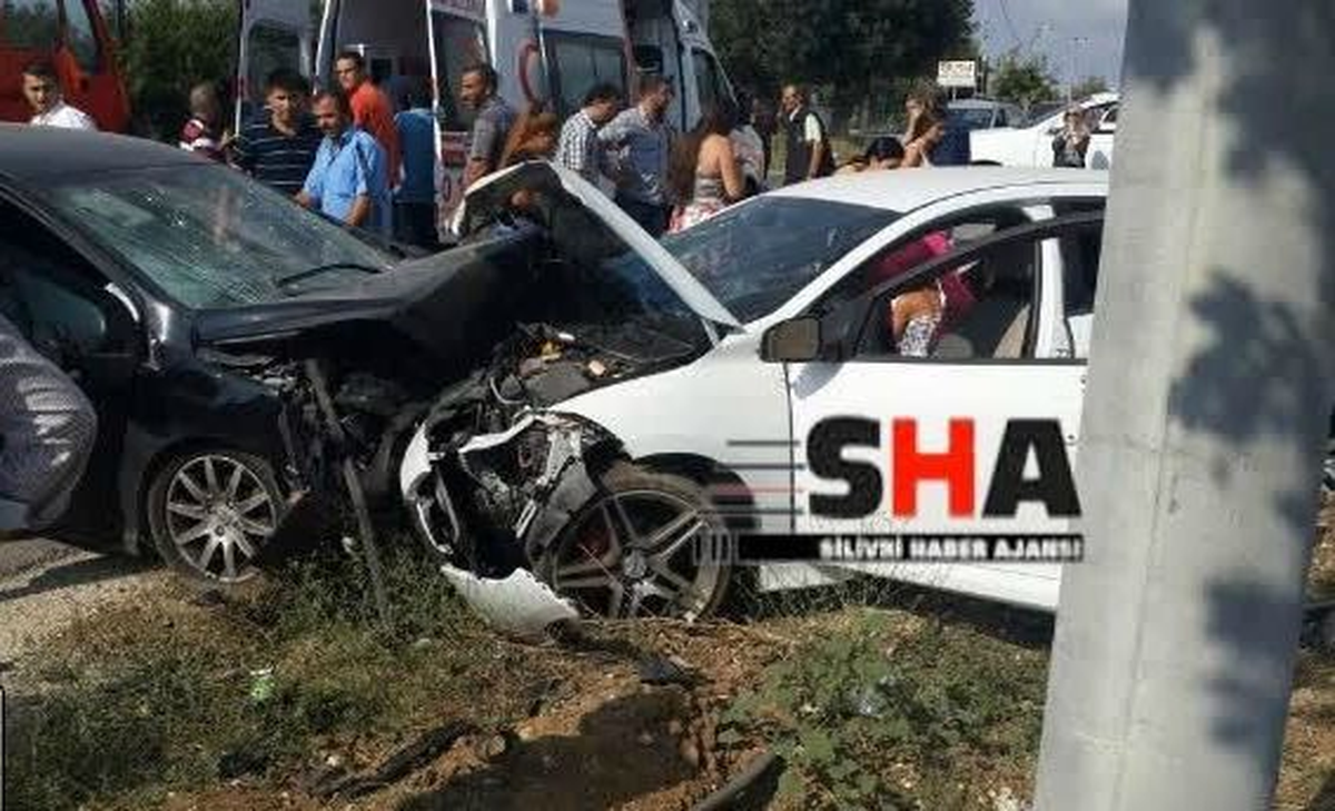 Silivri\'de İki Araç Kafa Kafaya Çarpıştı: 1\'i Ağır 5 Yaralı