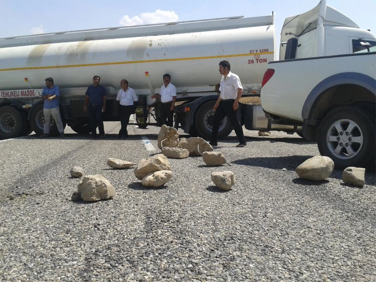 Tanker Şoförleri Silopi - Cizre Karayolunu Ulaşıma Kapattı