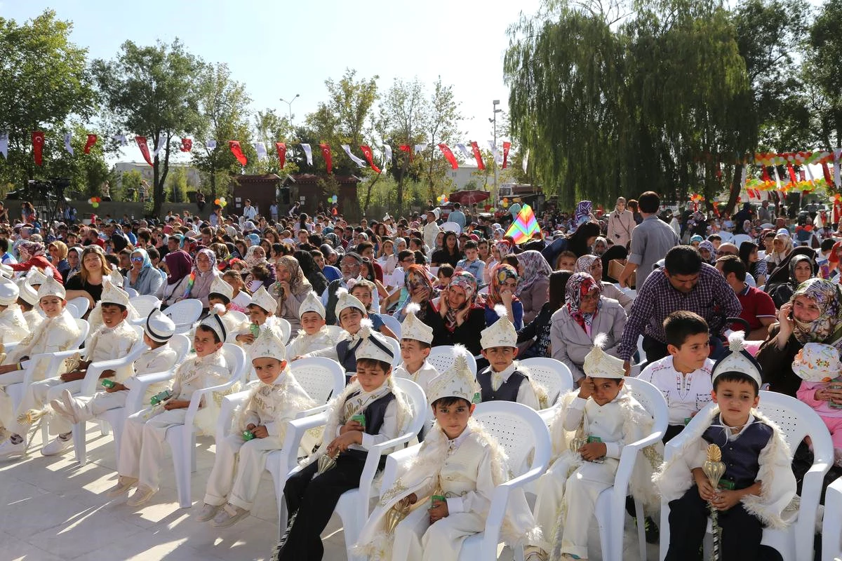Erzurum\'da Sünnet Ettirilen 2023 Çocuk İçin Şölen