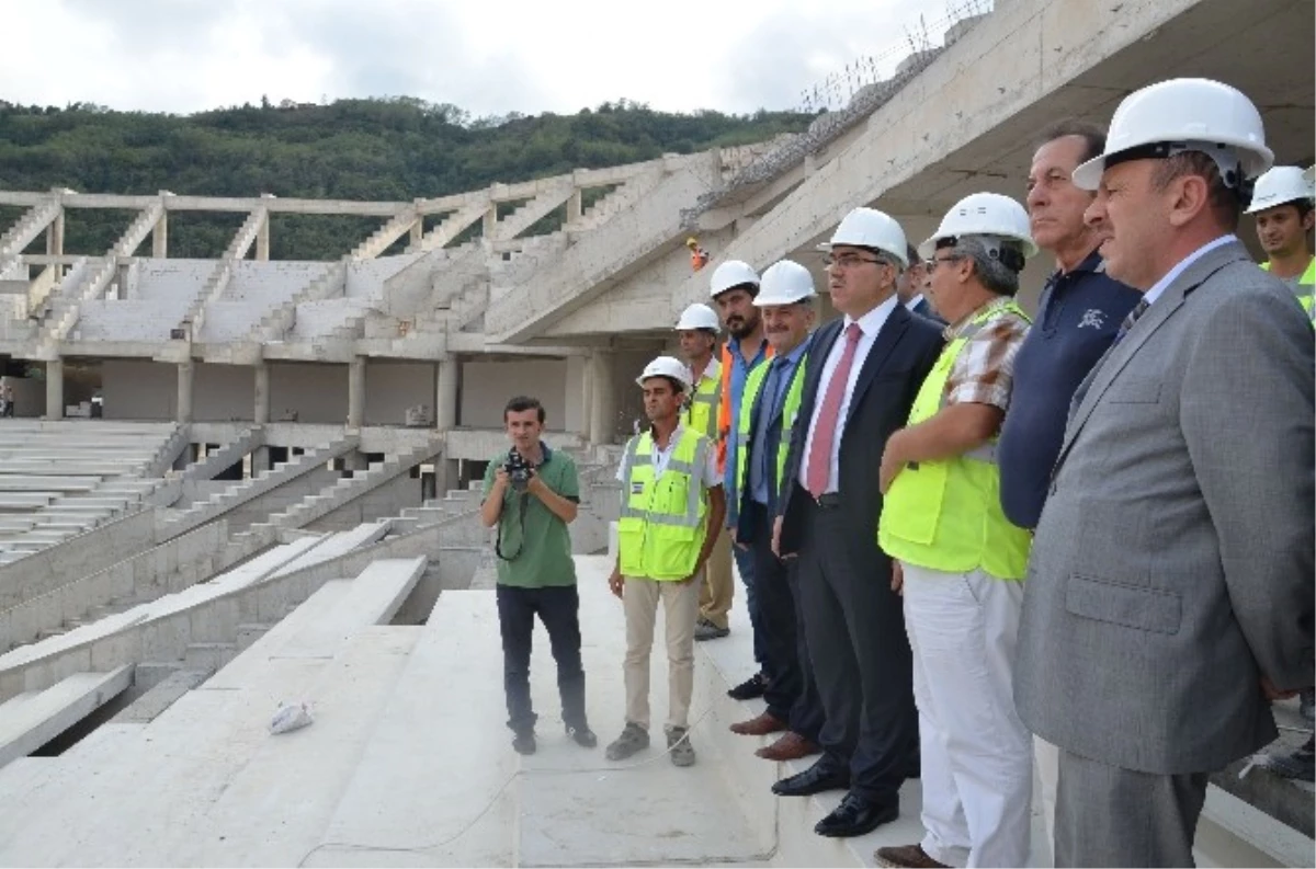 TOKİ Başkanı Mehmet Ergün Turan Akyazı Stadı\'nda İncelemelerde Bulundu