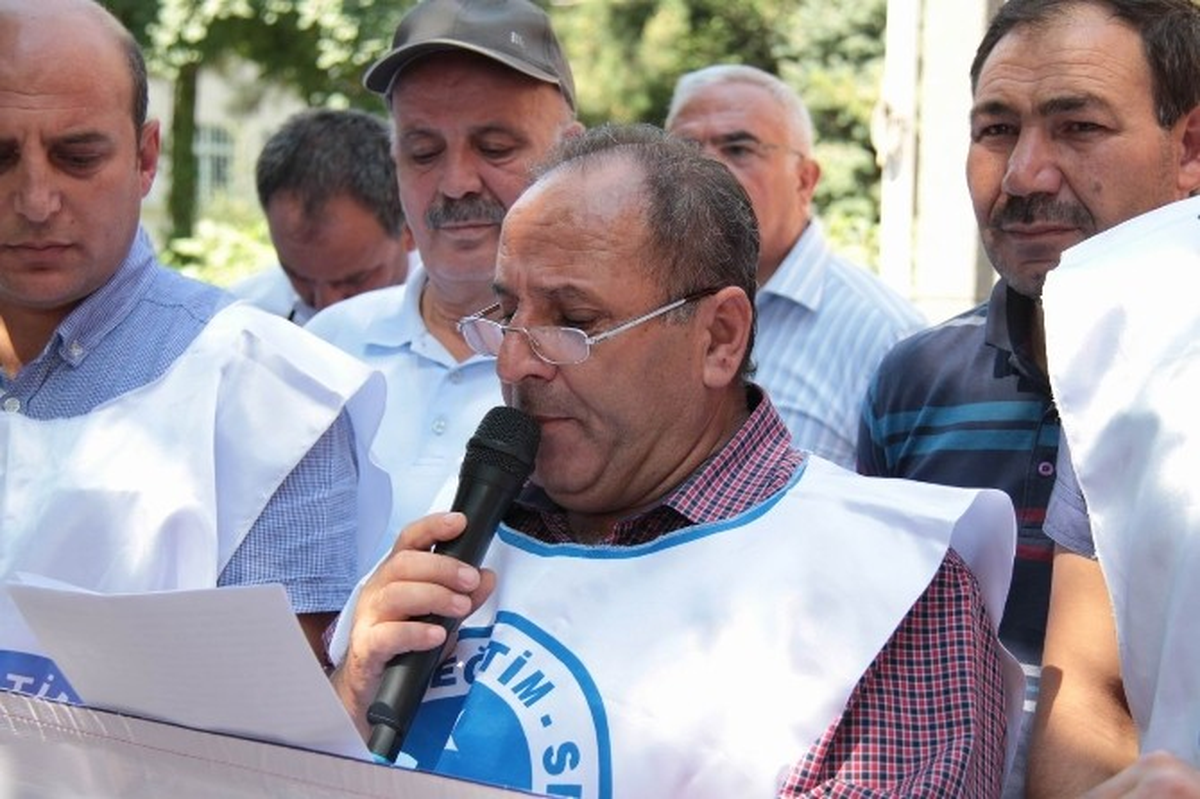 Türk Eğitim Sen\'den Siyah Çelenkli Protesto