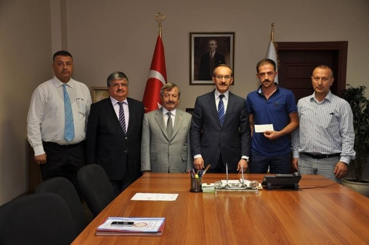 Uşak Valiliğinden Futbola Maddi Destek