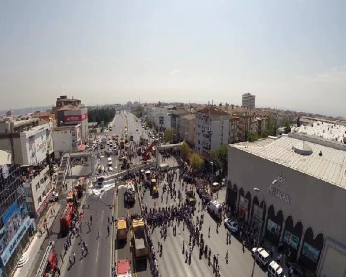 Yakıt Tankeri Çarptı, Üst Geçit Çöktü: 1 Ölü, 2 Yaralı