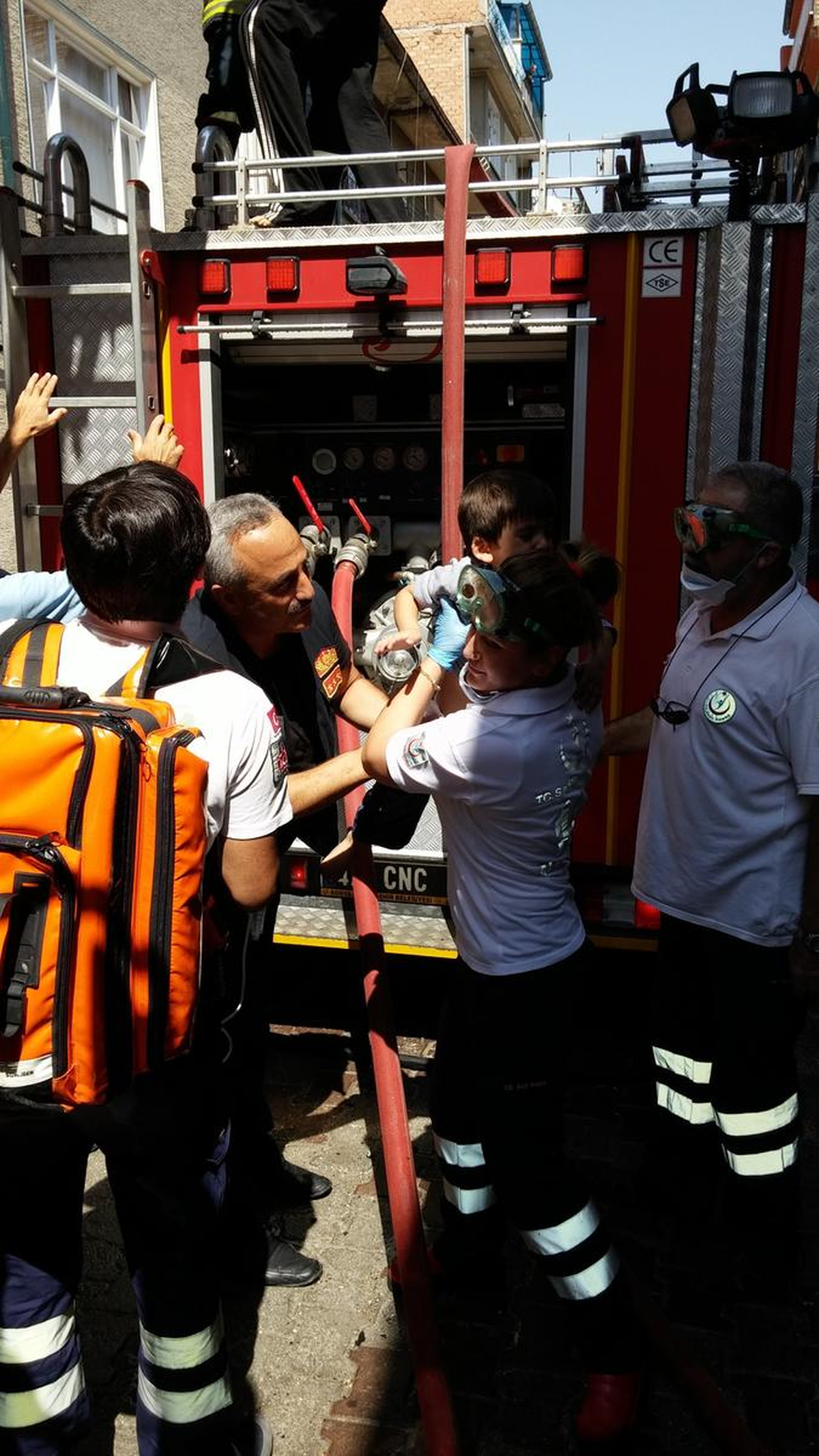 Yanan Evde Mahsur Kalan Çocukları İtfaiye Kurtardı