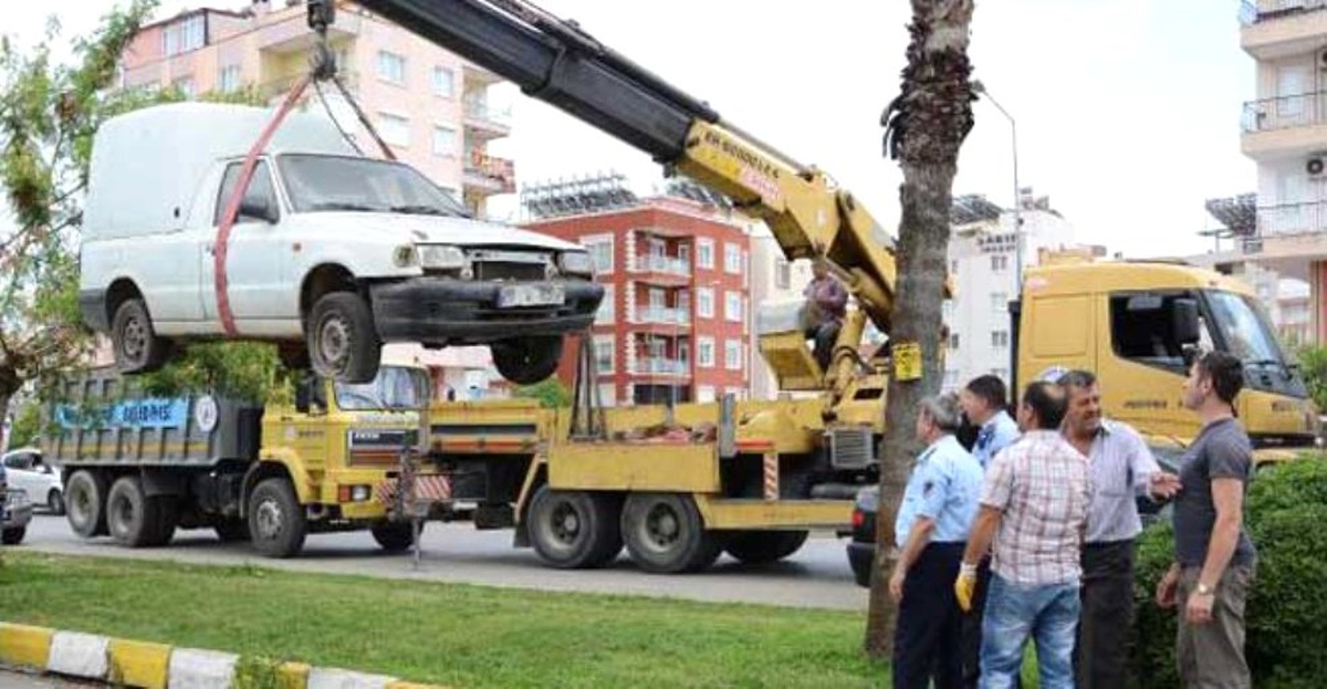 Akdeniz Sanayi Sitesi\'ndeki Hurda Araçlar Toplandı