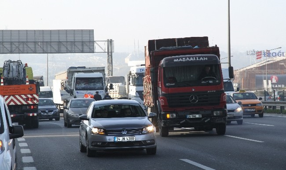 Tem Seyrantepe Mevkiinde Tır ile Kamyon Çarpıştı. Trafik Ankara İstikametinde Felç Oldu