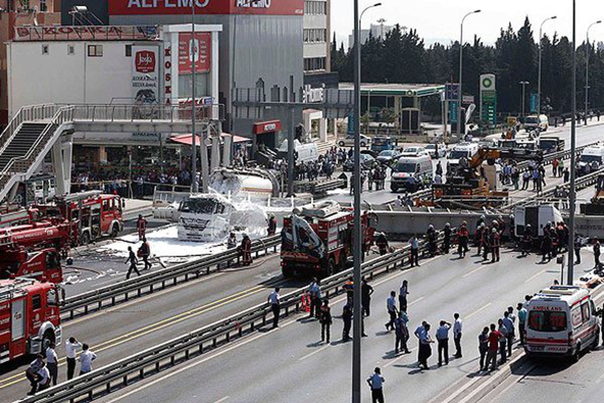 Avcılar\'da Üst Geçidin Çökmesi