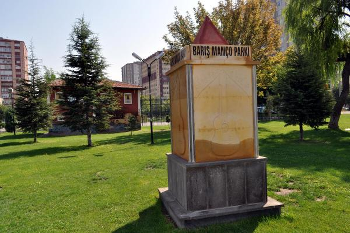 Barış Manço'nun Gitarının Heykeli Dikildi