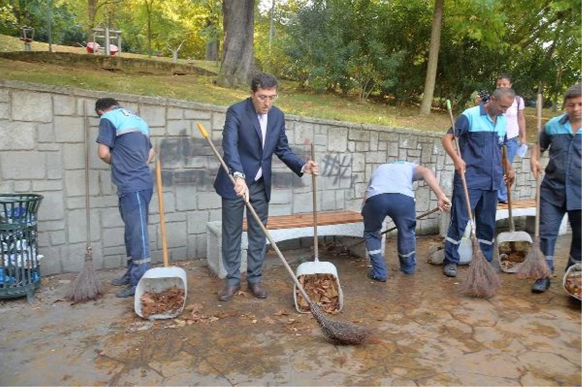 Beşiktaş Belediye Başkanı Parklarda Temizlik Yaptı