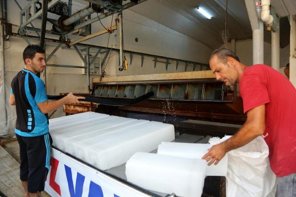 Buz Fabrikası Çalışanları Isınmak İçin Güneşe Çıkıyor