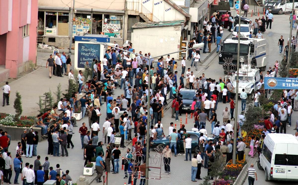 Hakkari\'de Bir Aile Çocukları Dağa Götürüldüğü İçin Eylem Yaptı