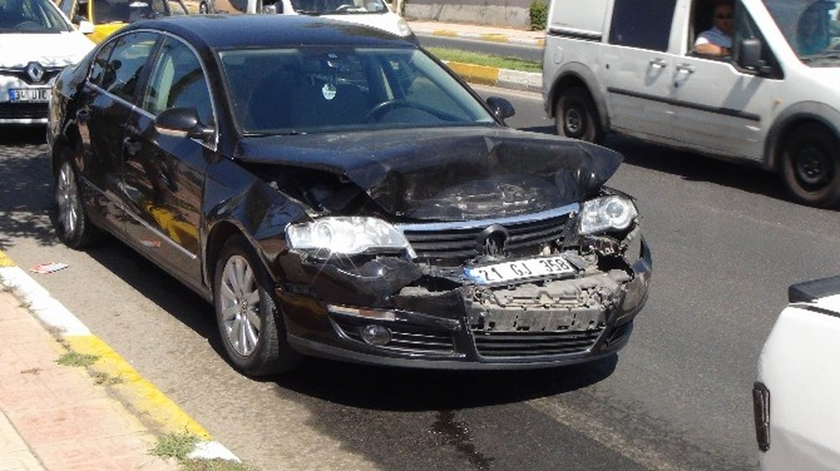 Diyarbakır\'da Zincirleme Trafik Kazası: 1\'i Polis 2 Yaralı