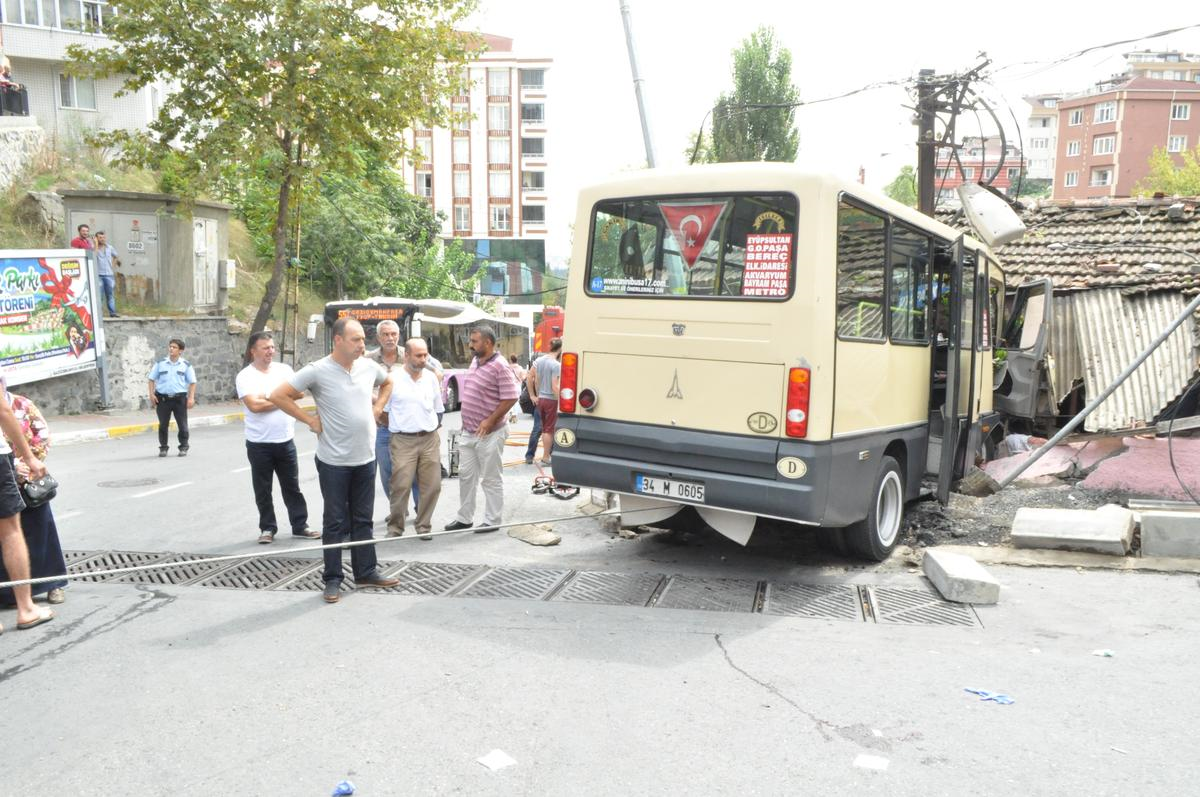 Minibüs Gecekonduya Çarptı: 7 Yaralı