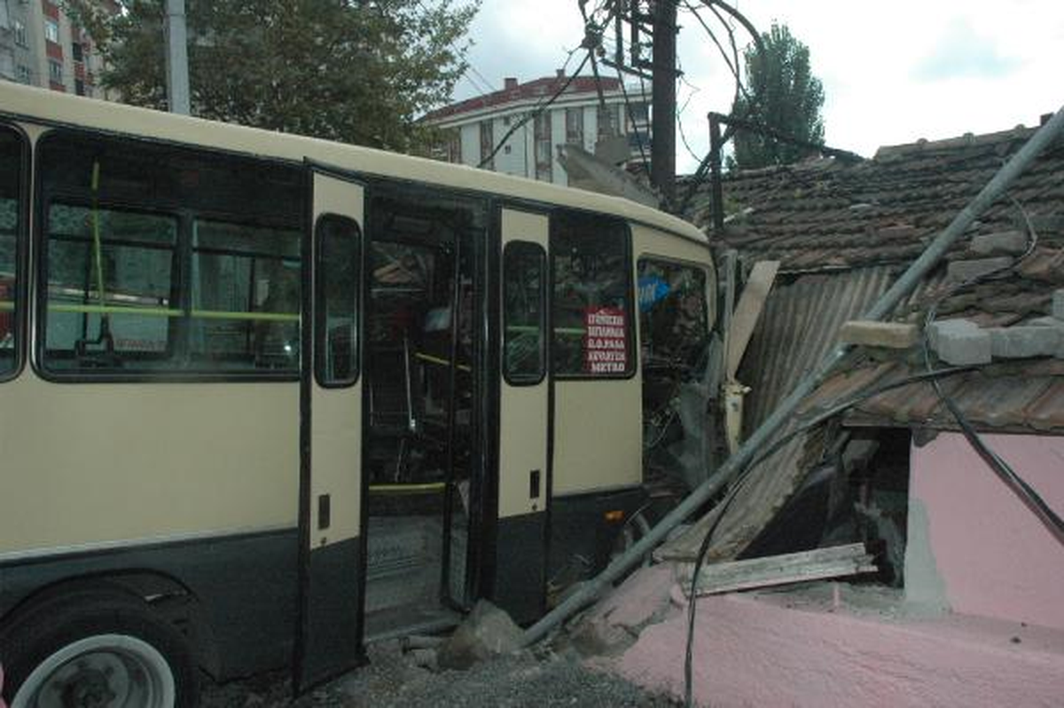 Freni Boşalan Minibüs Gecekonduya Girdi