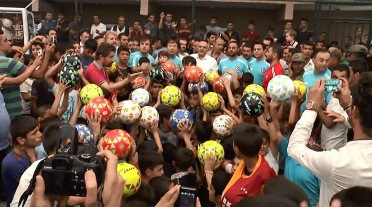 Futbolun Efsane Yıldızları Halı Sahada Maç Yaptı