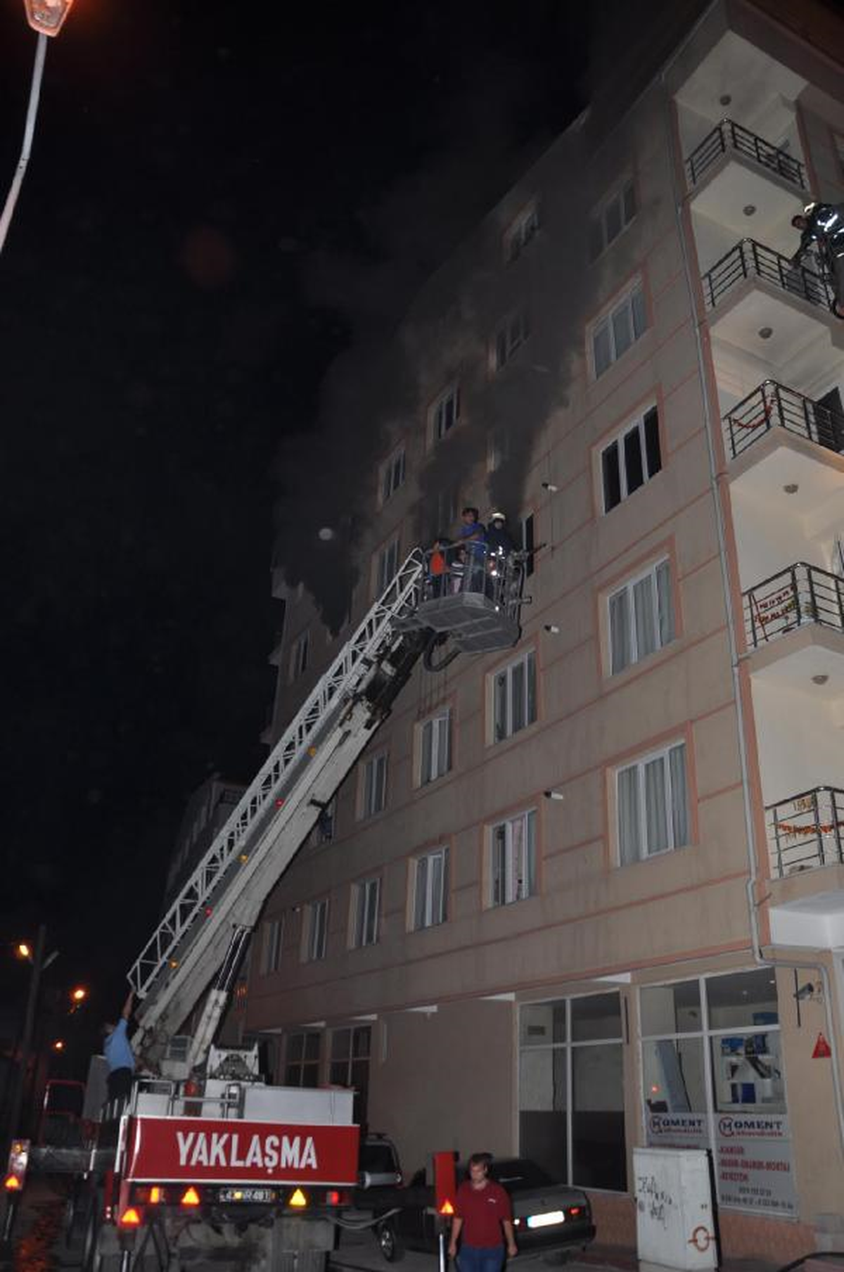 Kütahya\'da Gece Yarısı Apartmanda Yangın Paniği