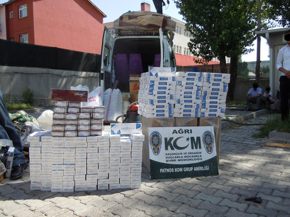 Kaçak Sigaraları Çeyizlerin Altına Sakladılar
