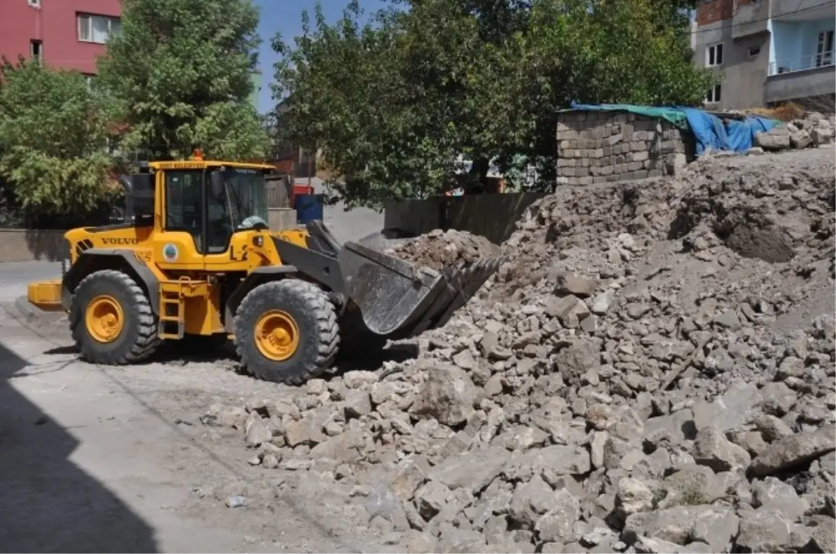 Harabe Evlerin Hafriyat Temizleme Çalışması Başladı