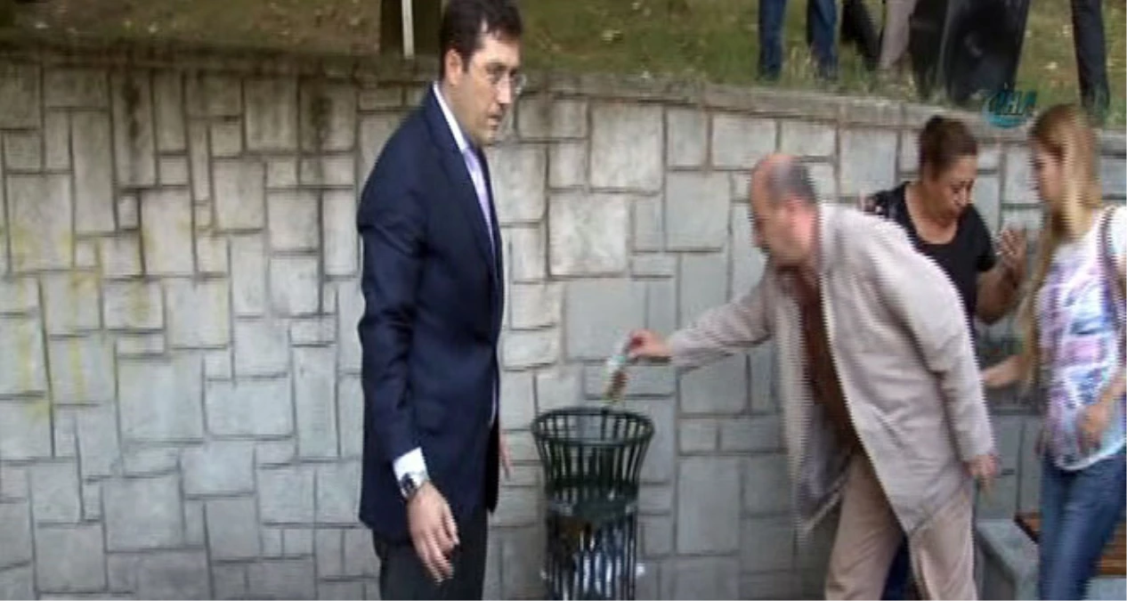İşçilere Kızan Belediye Başkanı Çöp Topladı