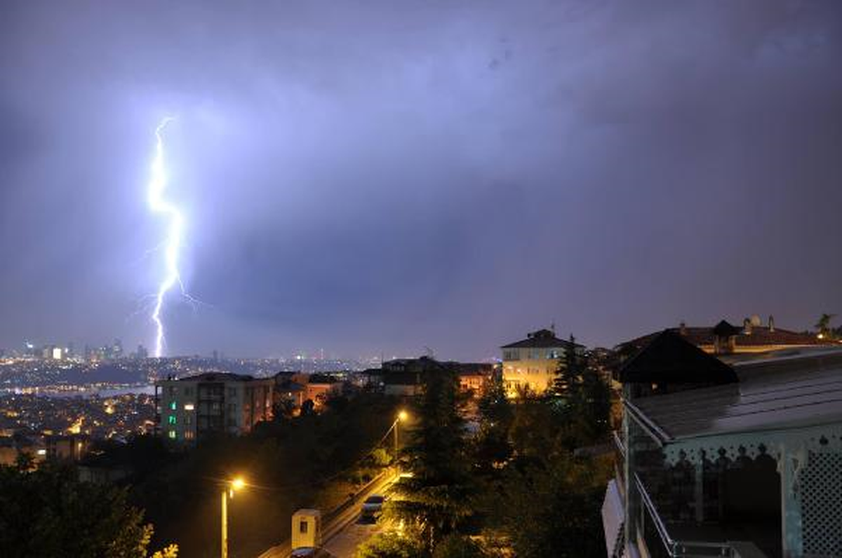 İstanbul Yıldırımlarla Aydınlandı