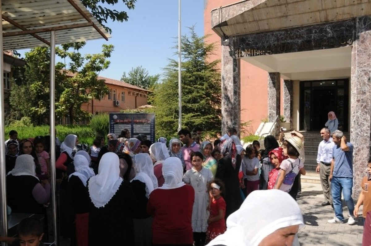 Kadınlar Çocuklarının Başka Okullara Nakline Tepki Gösterdi
