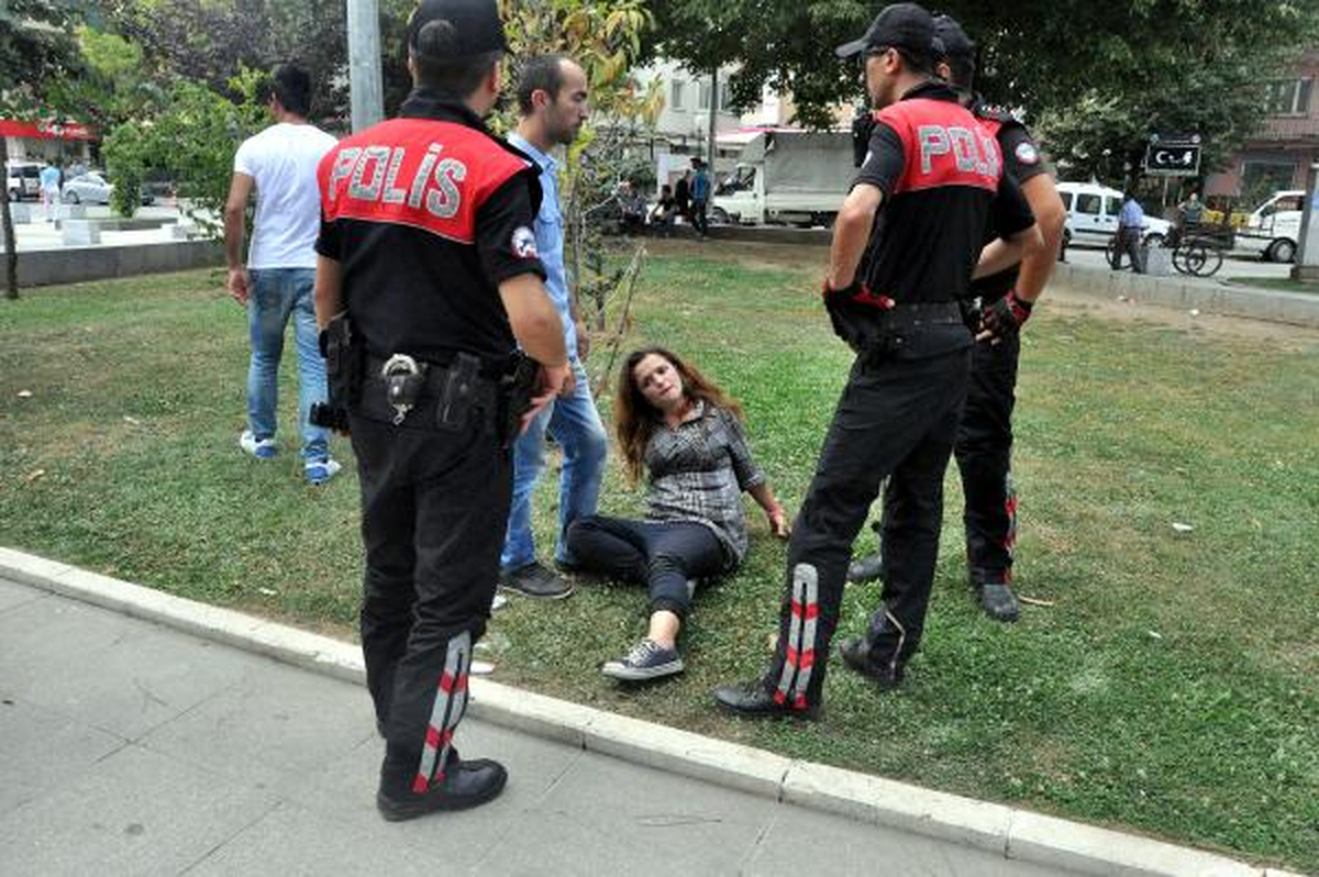 Düzce\'de Kızların Bıçaklı Kavgası: 1 Yaralı