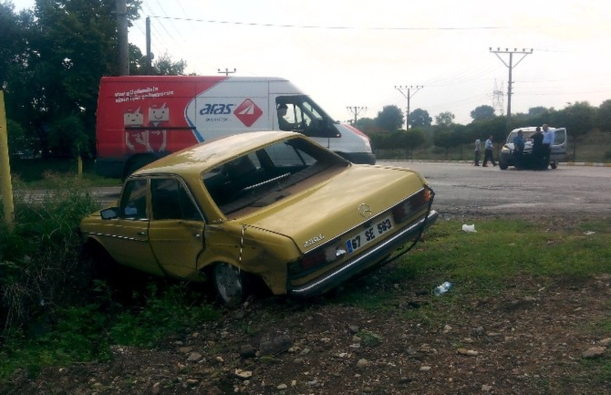 Kocaeli\'de İki Otomobil Çarpıştı: 1 Yaralı