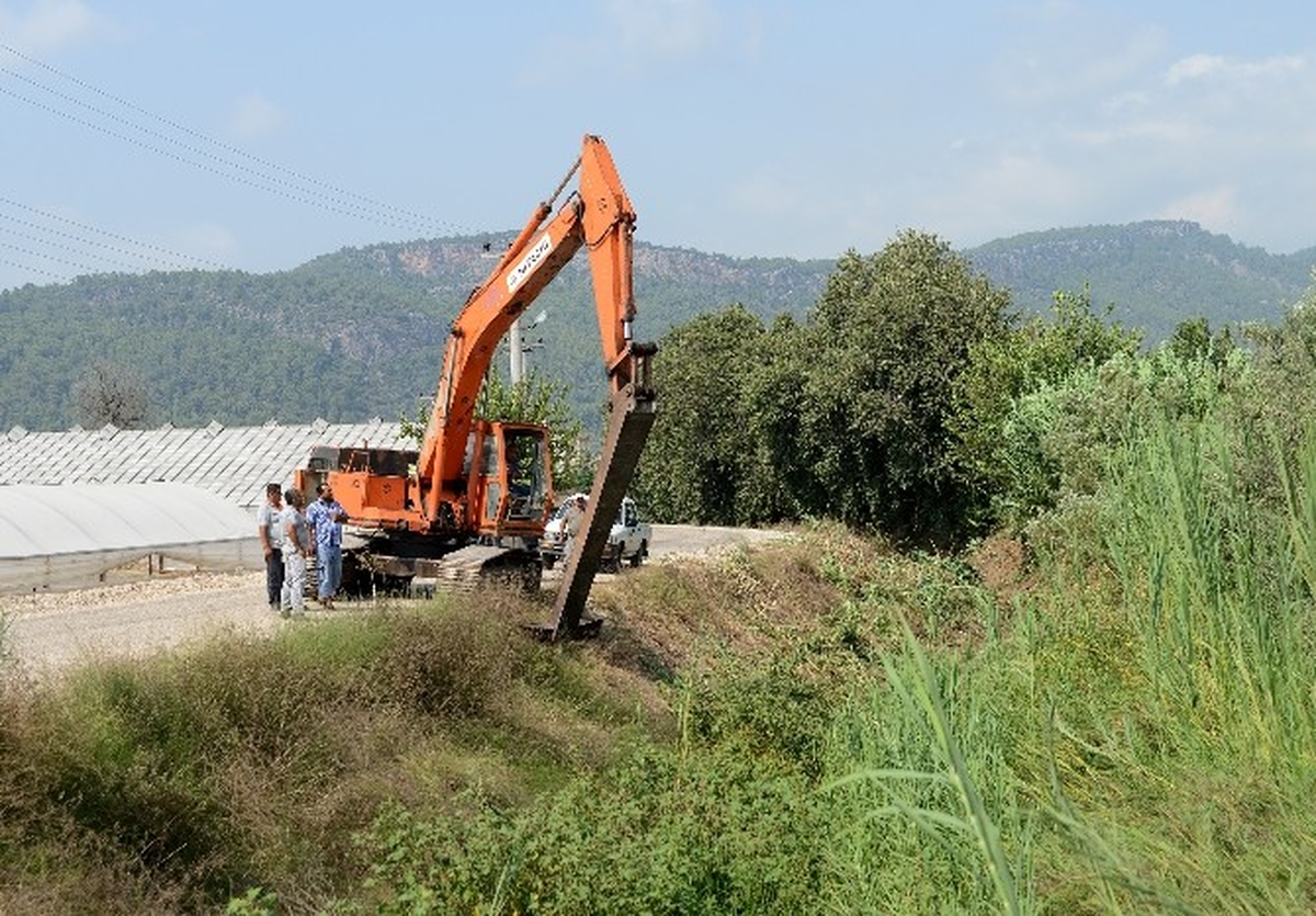 Kumluca\'da Kanal Temizliği Başladı