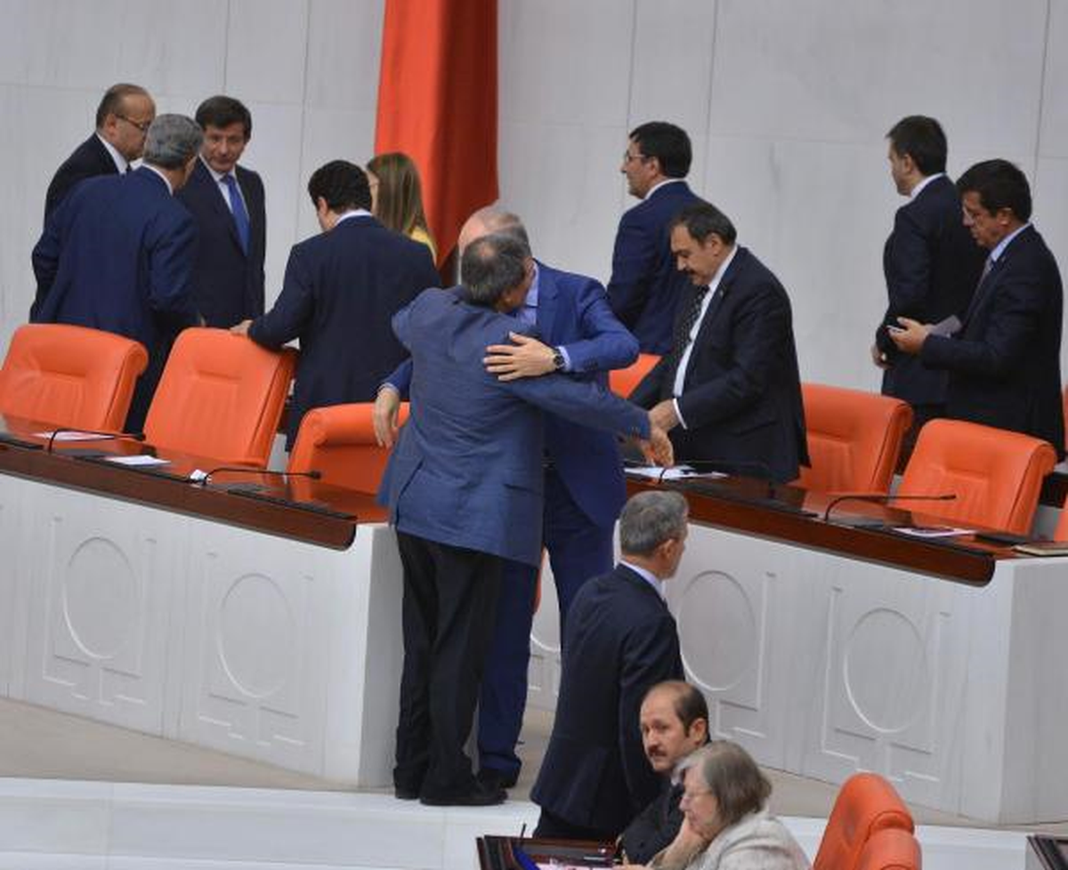 Kurtulmuş ile Hallaçoğlu\'nun Dikkat Çeken Samimi Sohbeti