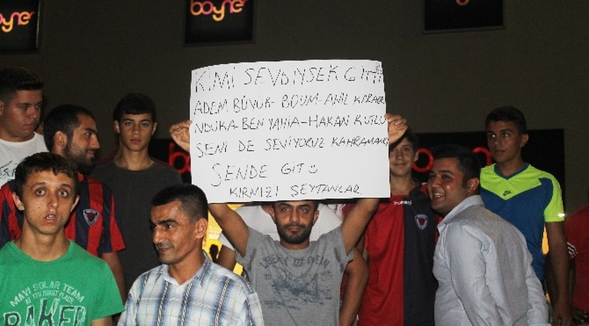 Mersin İdmanyurdu\'lu Taraftarlar Yönetimi Protesto Etti